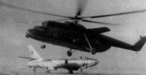 Доставка мишеней -списаных бомбардировщиков Ил-28 на полигон Чирчик вертолетами Ми-6